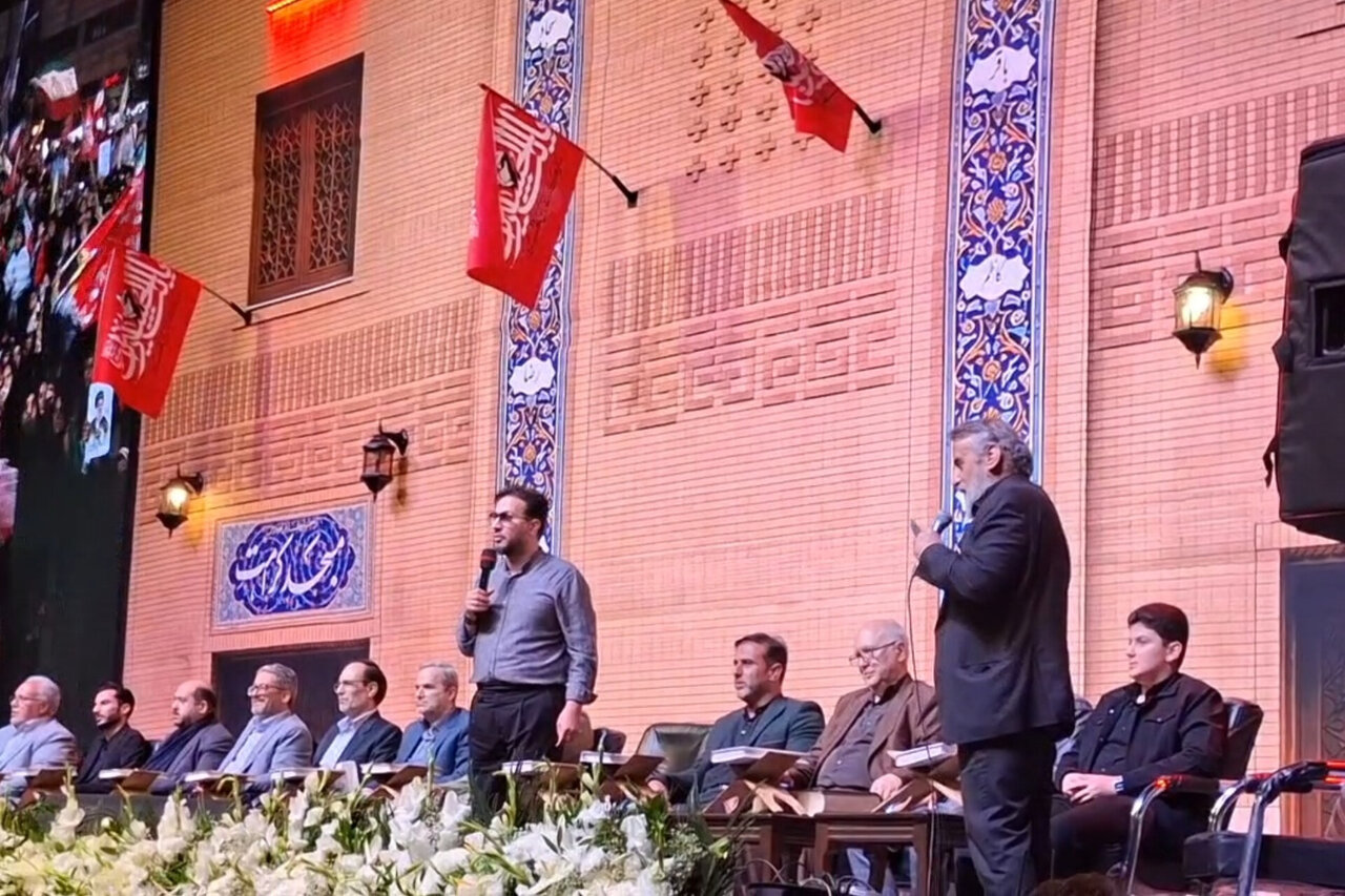 قاریان بین‌المللی قرآن در مراسم اربعین رهبر شهید در میدان شهدا مشهد حاضر شدند