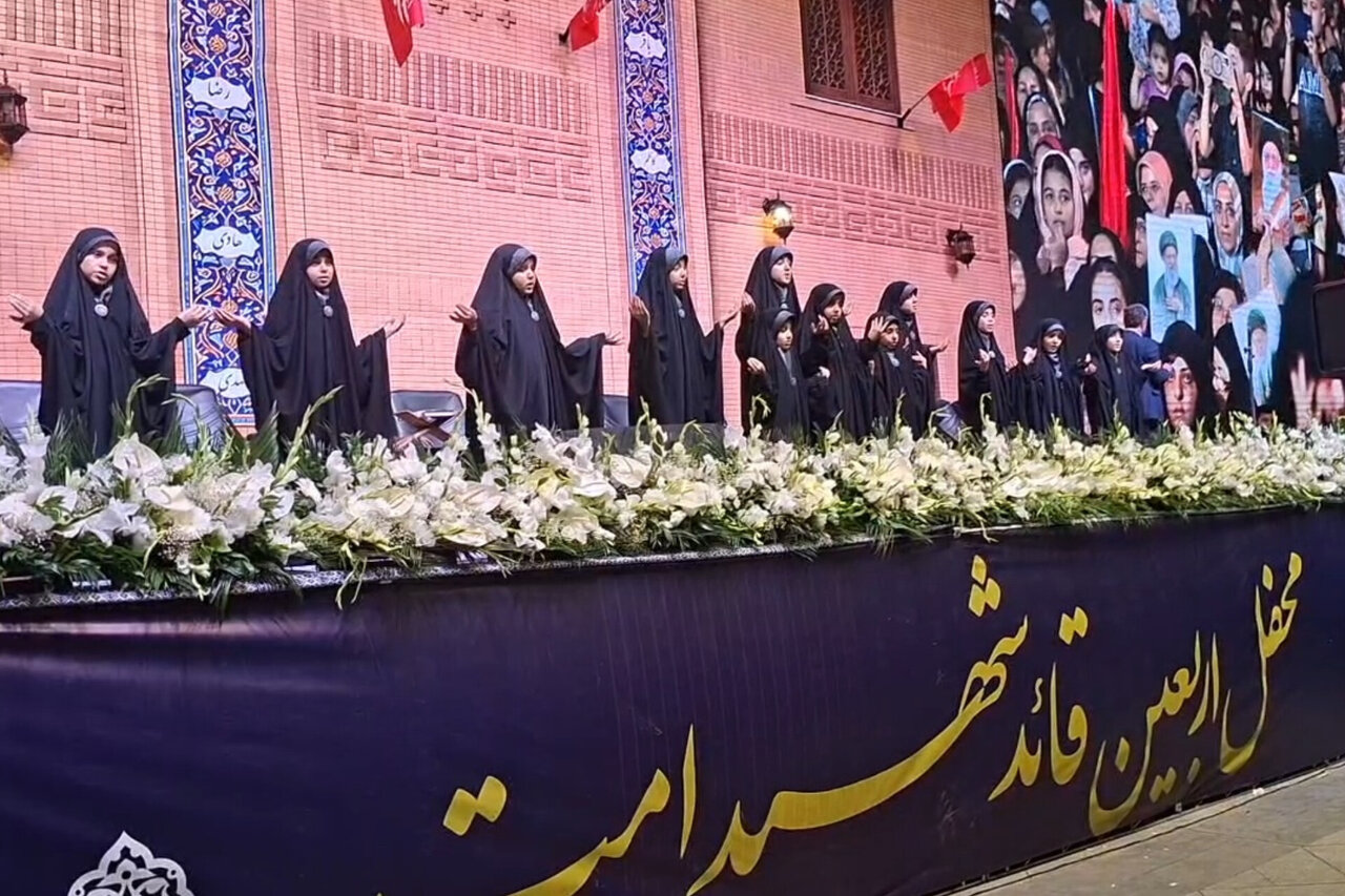 نوجوانان مشهدی با اجرای سرود یاد رهبر شهید را زنده نگه داشتند