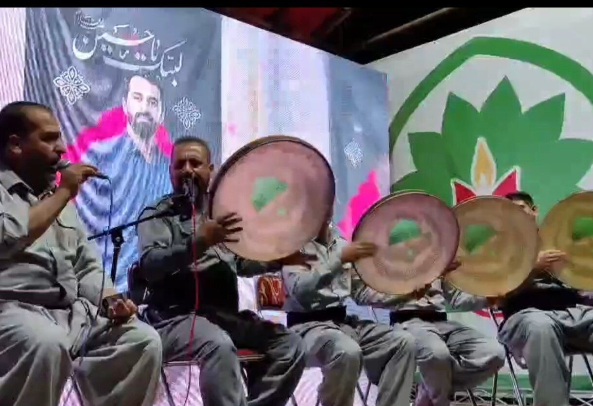 مراسم شب‌نشینی مولودی‌خوانی و دف‌نوازی در میدان آزادی سنندج برگزار شد