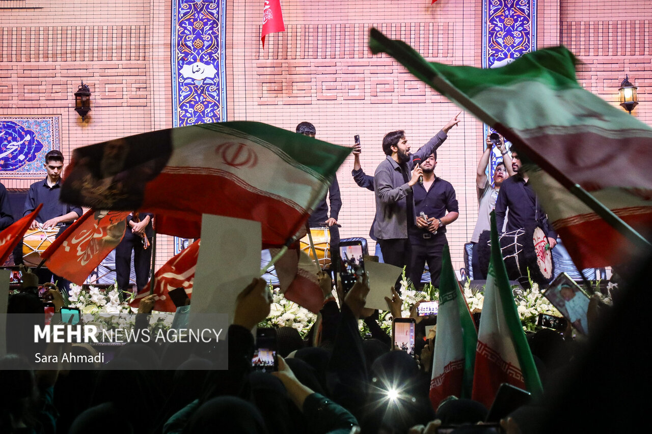 اجرای حماسی در میدان شهدا مشهد به یاد رهبر شهید انقلاب