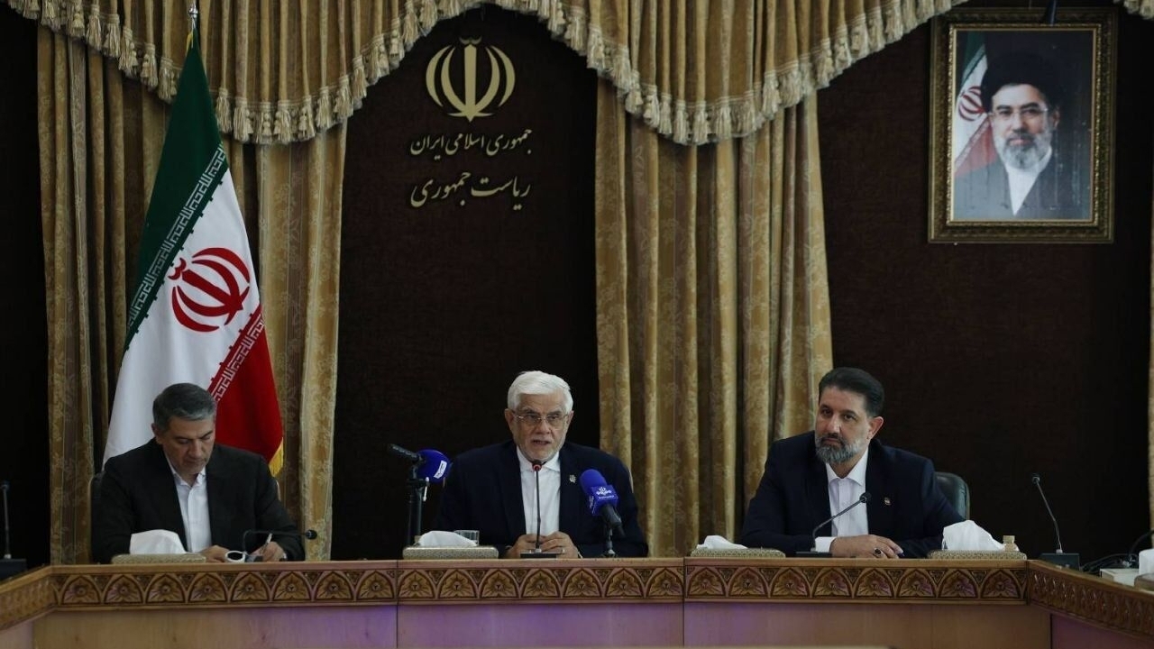 نشست عارف با اصحاب رسانه: تهدیدات اقتصادی دشمن و راهبرد مقابله با فروپاشی اجتماعی