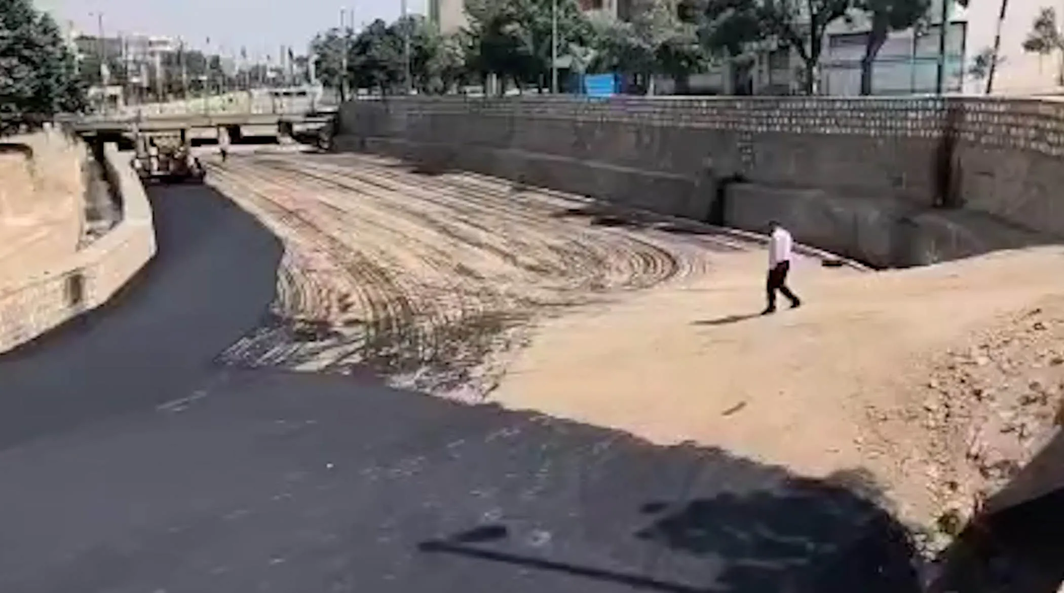 شهردار الیگودرز از آسفالت‌پاشی در بستر رودخانه دفاع کرد؛ شهروندان نگران سیلاب هستند