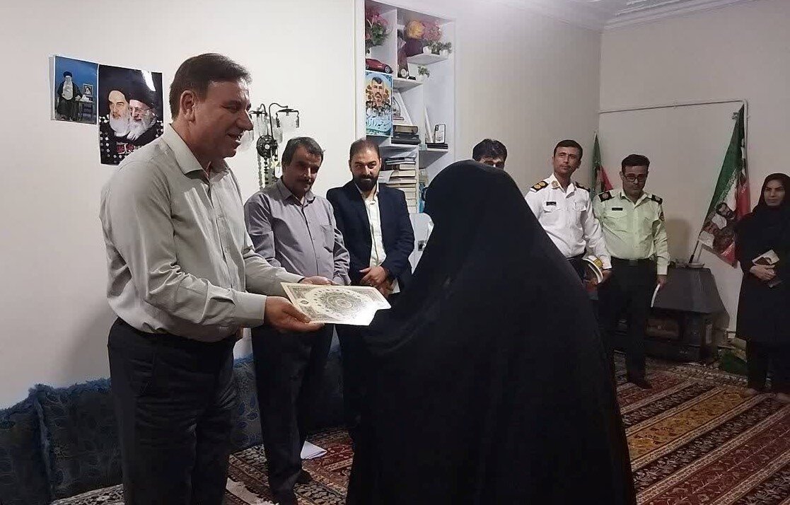 آیین تکریم خانواده شهیدان در بوشهر: استاندار بر وظیفه دینی مسئولان تأکید کرد