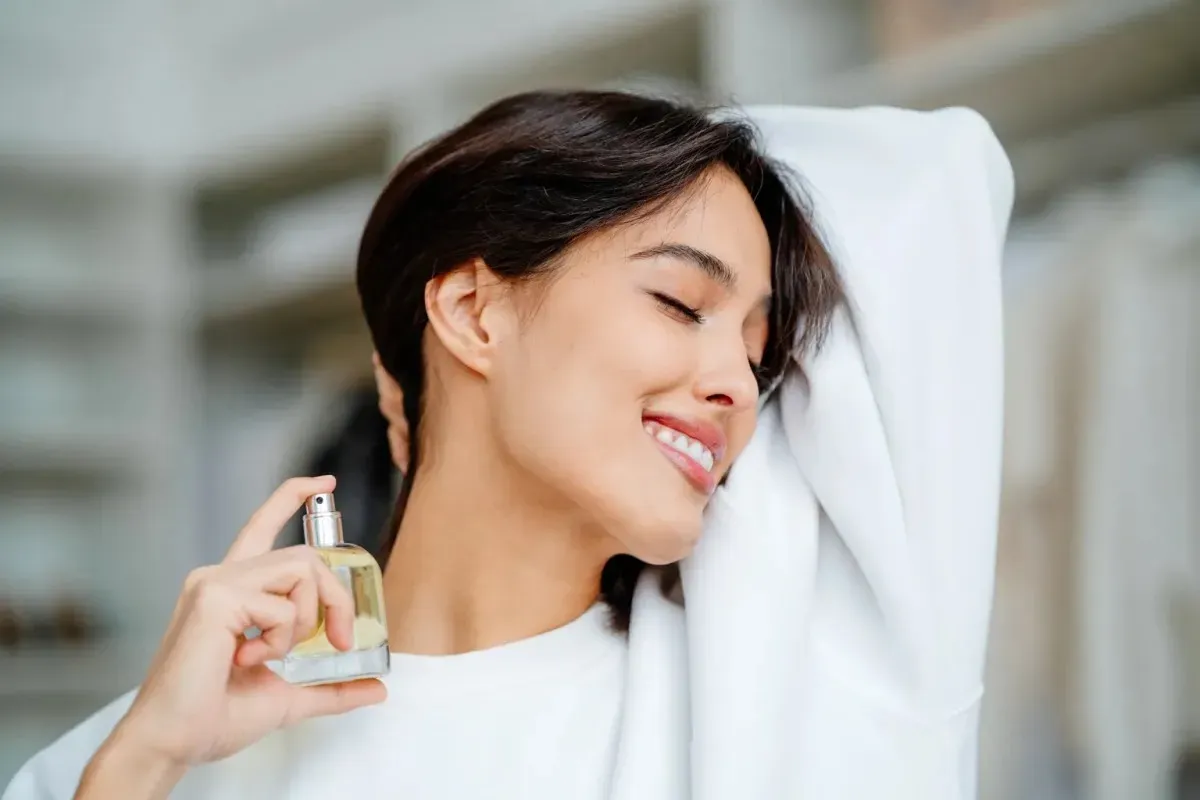 آیا اسپری کردن عطر روی گردن واقعاً خطرناک است؟ بررسی ادعاهای مطرح‌شده