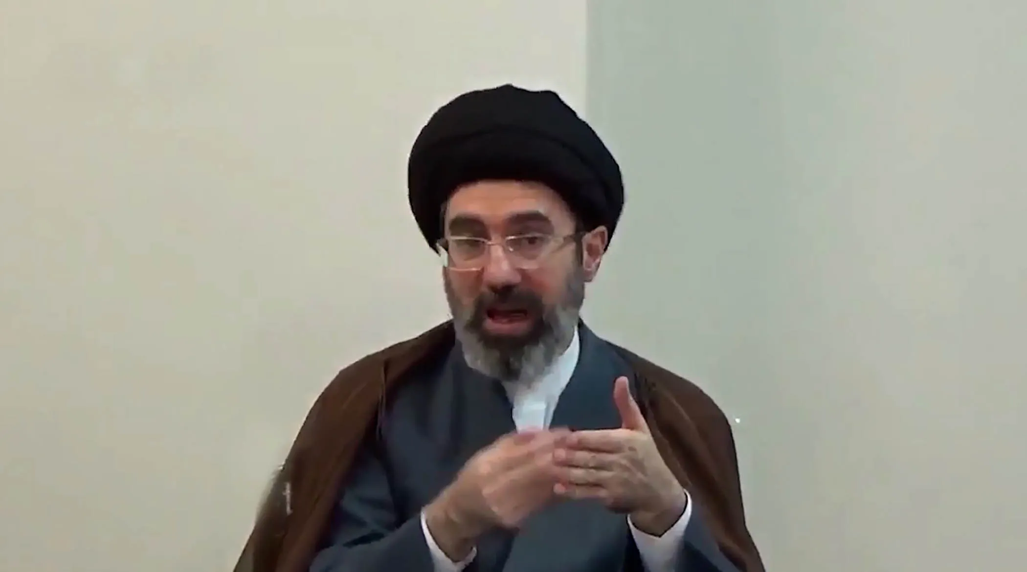 فیلم تازه از فعالیت‌های حوزوی فرزند مقام معظم رهبری