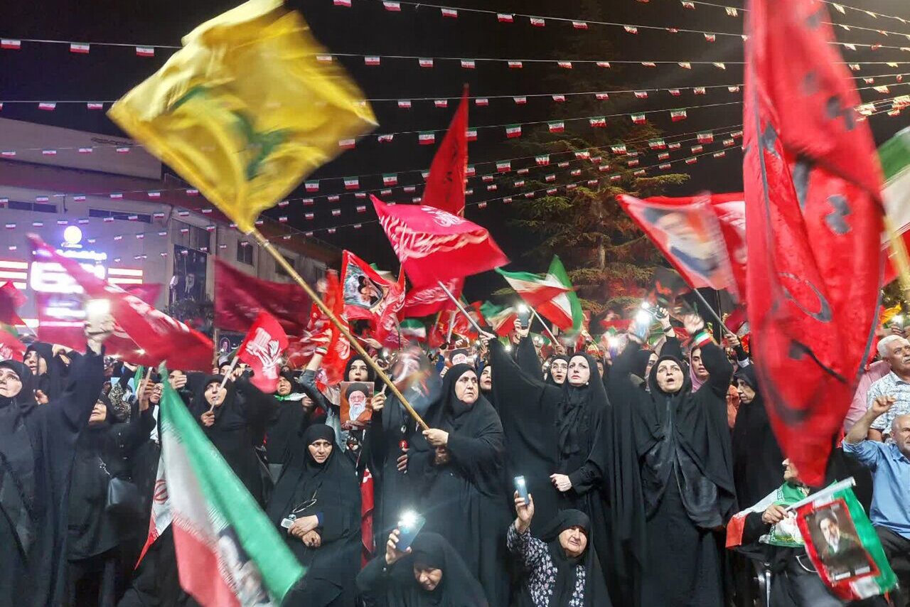 کرجی‌ها هفتاد و هفتمین هفته متوالی تجمع حمایت از ایران را برگزار کردند