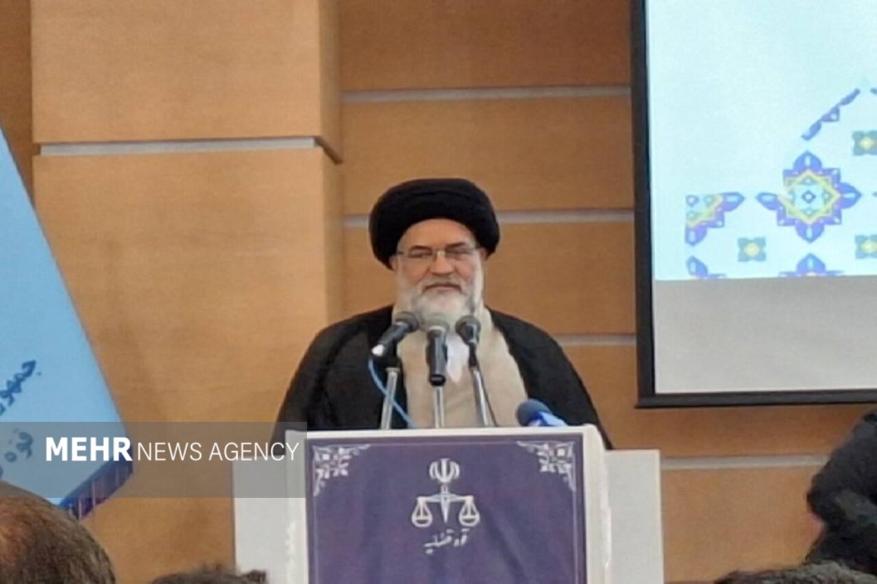 آیت‌الله حسینی: جاسوسان و مفسدان اقتصادی پیاده‌نظام دشمن هستند