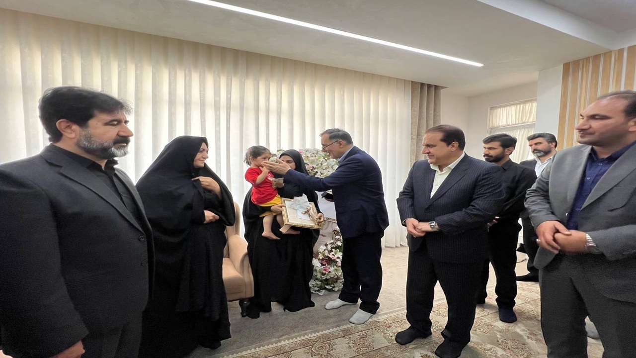 رئیس بنیاد شهید با خانواده شهید حمیدرضا رجبی در ایلام دیدار کرد