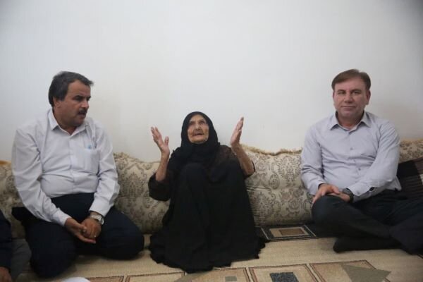 استاندار بوشهر به مناسبت هفته دولت به دیدار خانواده شهید علی احمدی در تنگستان رفت