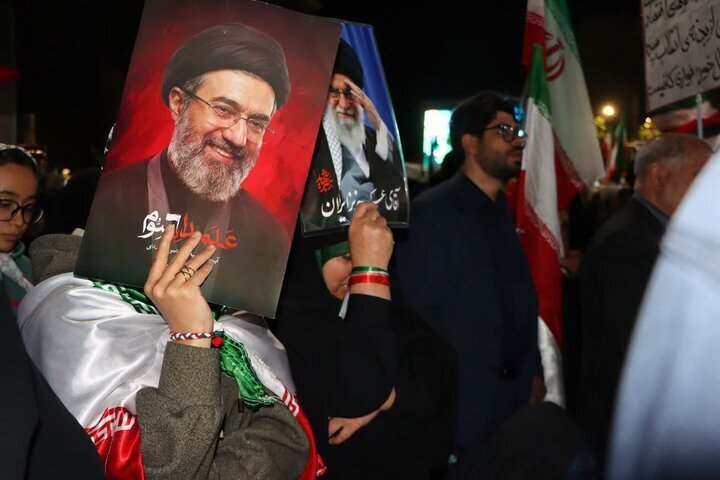 هزاران نفر از مردم اراک در ایستگاه ۱۷۸ راهپیمایی، بیعت خود را با رهبر معظم انقلاب تجدید کردند