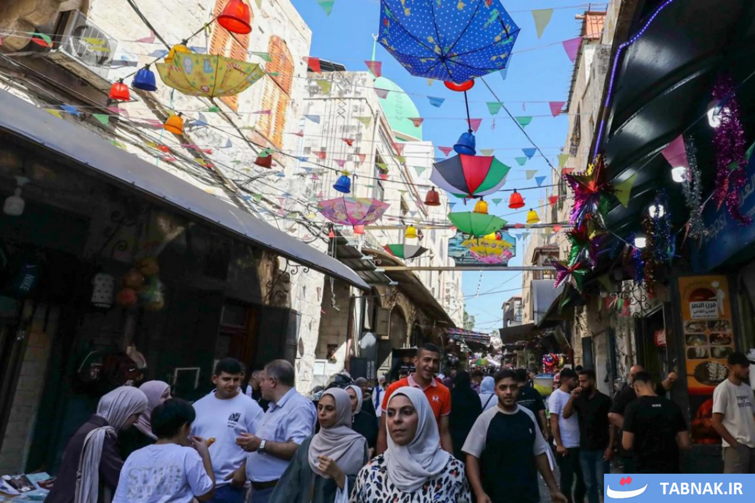 آذین نصب شده بر ساختمان‌های نابلس