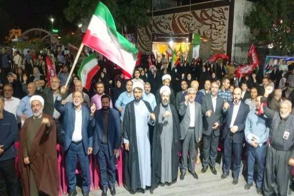 اجتماع شبانه مردم کردستان در میدان آزادی سنندج با تاکید بر همدلی و مقاومت