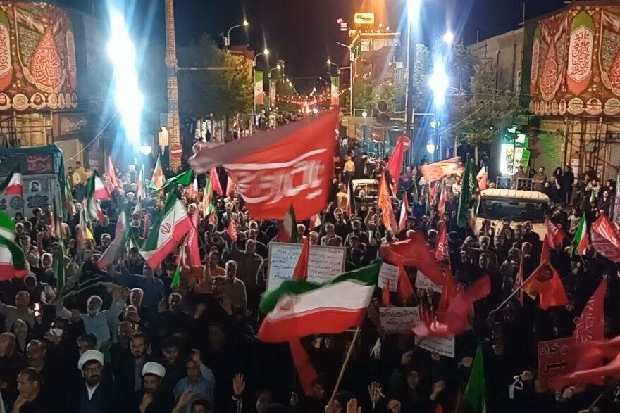 ۱۸۰ شب ایستادگی؛ زنجانی‌ها همچنان در میدان انقلاب گرد هم می‌آیند