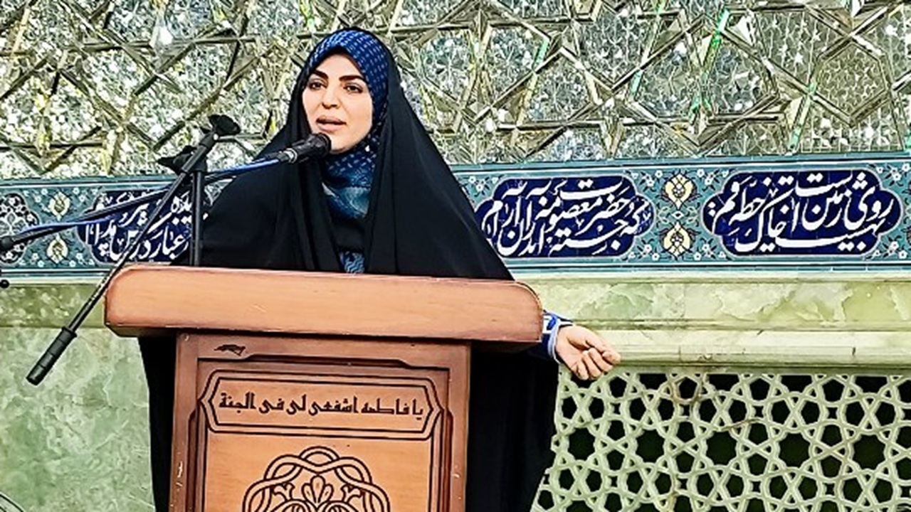 گردهمایی دانشجویان دختر استان قم در حرم حضرت معصومه(س)/ تأکید بر الگوی زن مسلمان در تقابل با رویکرد غرب