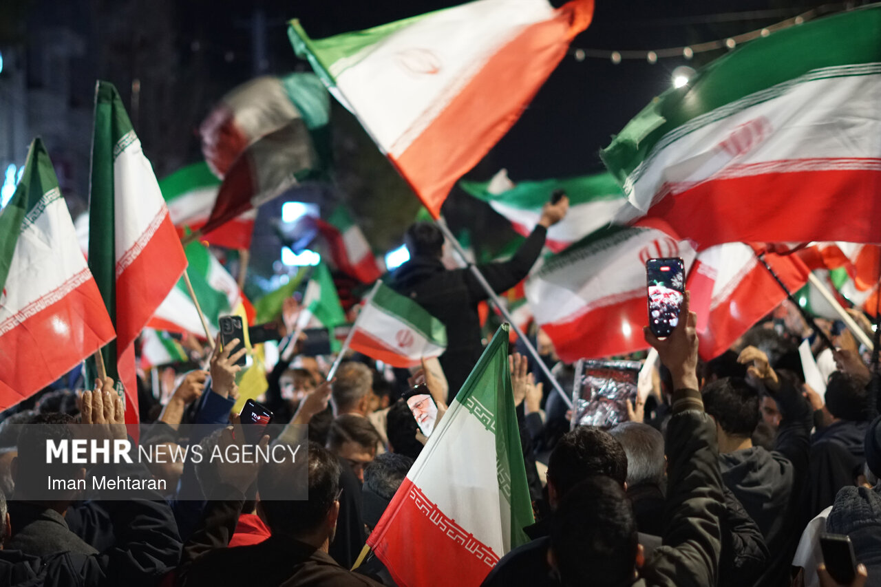 موج ۱۷۹ اجتماعات کرمانشاه؛ راهپیمایی مردمی در مسیر میدان مدافع حرم تا هتل آزادگان