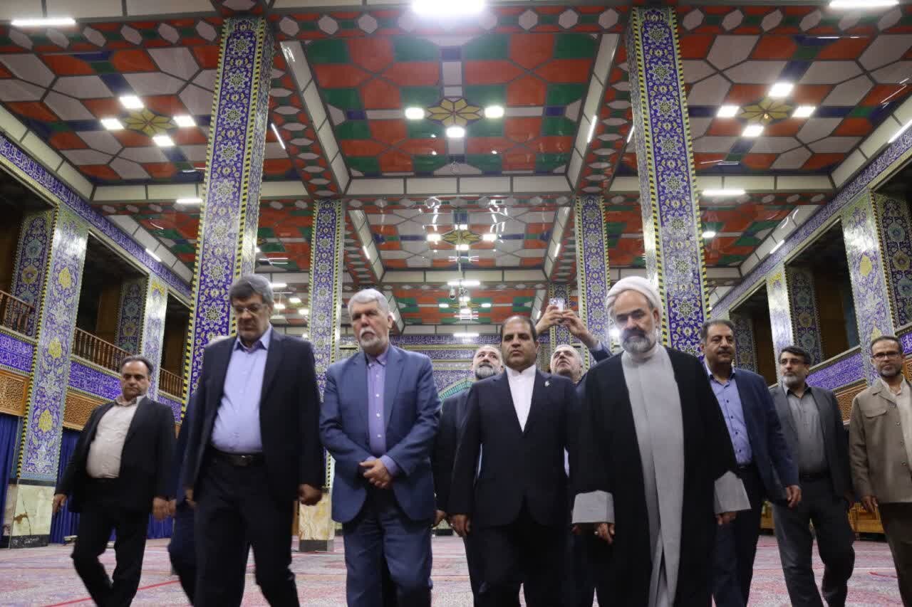 حضور سیدعباس صالحی در مسجد روضه محمدیه یزد و ادای احترام به شهید محراب