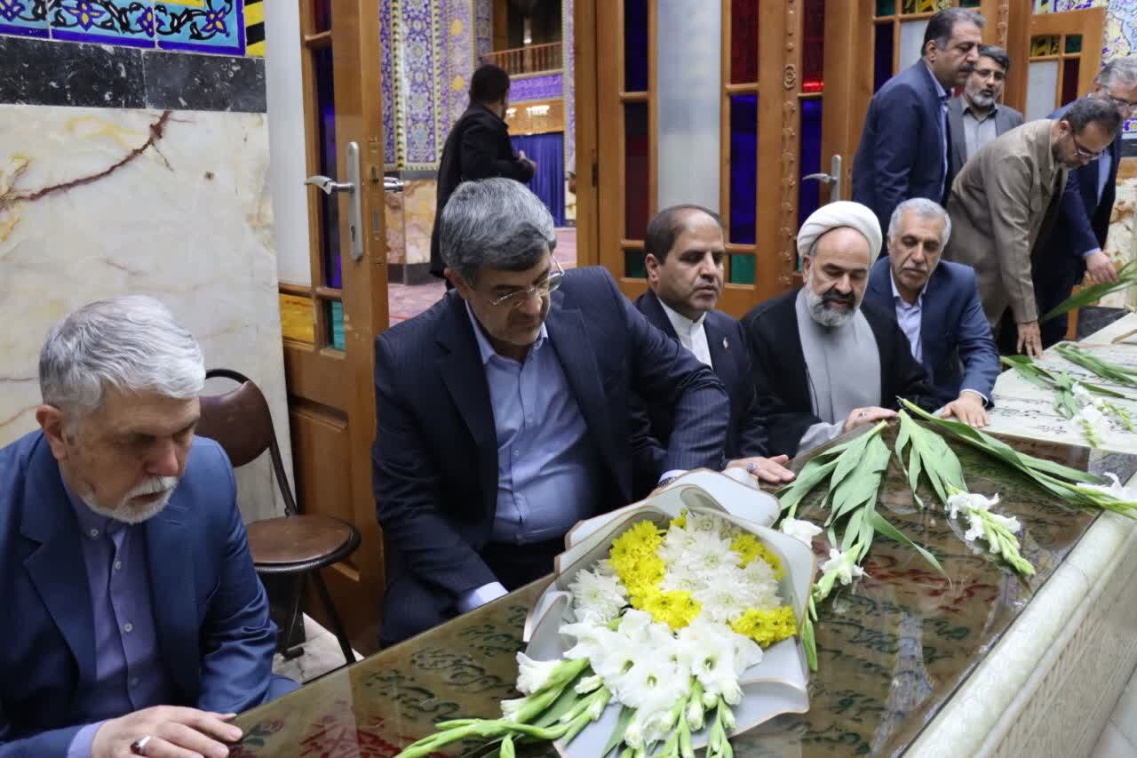 وزیر فرهنگ در سفر به یزد به مقام آیت‌الله صدوقی ادای احترام کرد