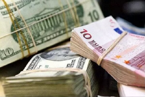پلیس فرودگاه تبریز ۱۵ هزار و ۹۰۰ دلار ارز مسافر مشکوک را ضبط کرد