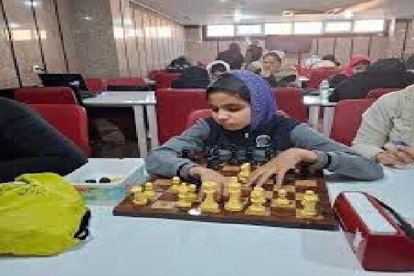 درخشش دختر نابینای بیرجندی در کشور؛ یاسمین بی‌خویش قهرمان شطرنج زیر ۱۲ سال شد