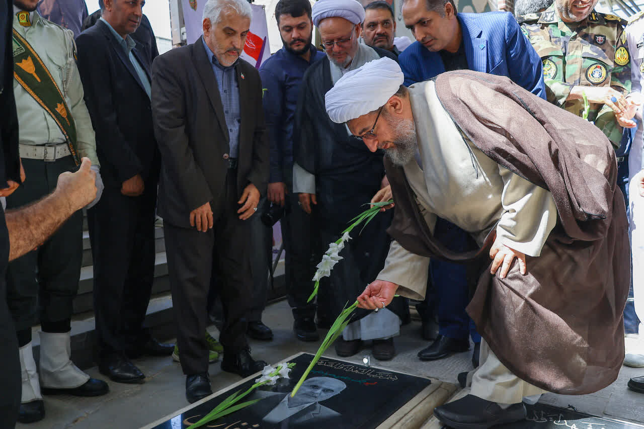 تجدید میثاق مسئولان آذربایجان شرقی با شهدا در گلزار وادی رحمت تبریز به مناسبت هفته دولت