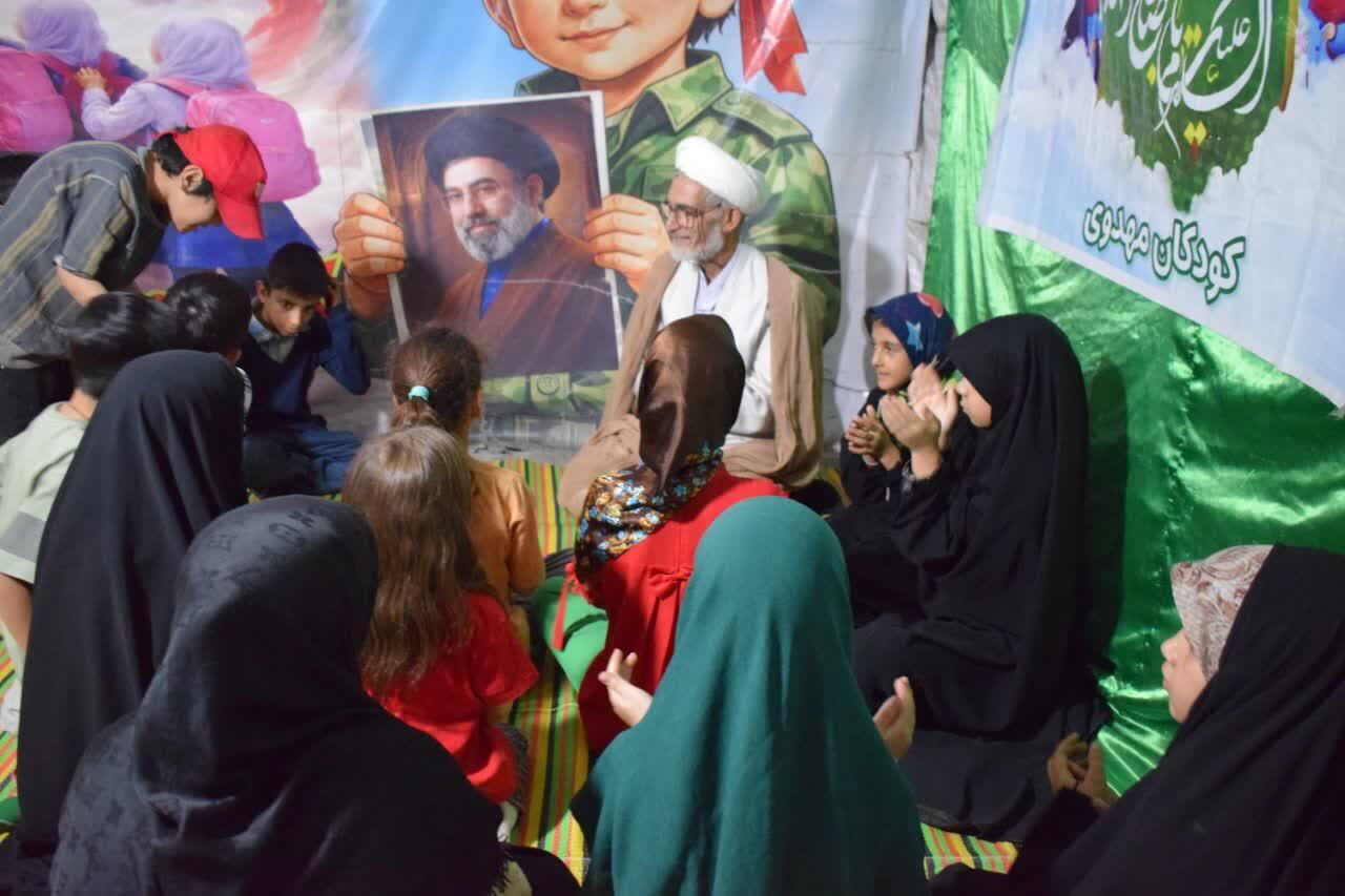 تصویری از ایستادگی مردم ماهدشت در تجمع شبانه