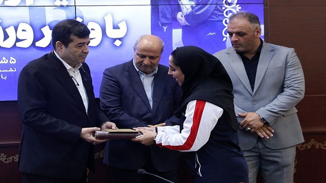 آوا فرهادی؛ پدیده ۱۶ ساله وزنه‌برداری بانوان که رکوردها را جابه‌جا کرد