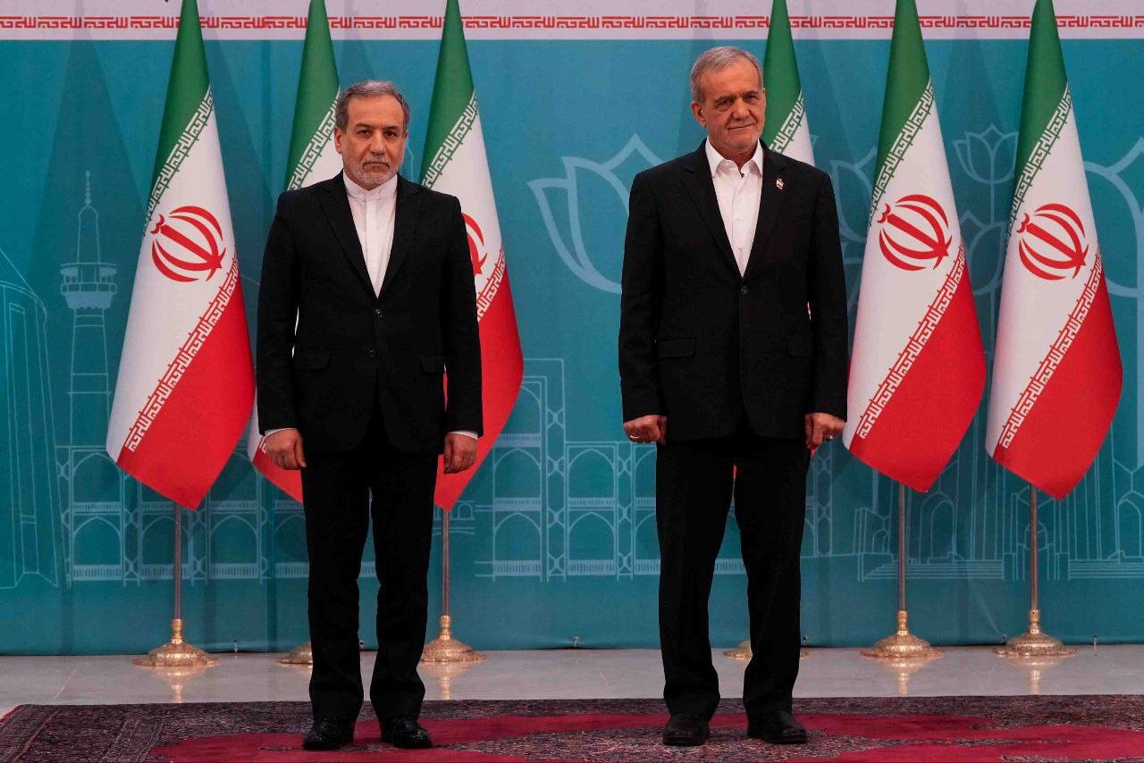 وزارت خارجه دستگاه برگزیده جشنواره شهید رجایی شد؛ قدردانی عراقچی از پزشکیان