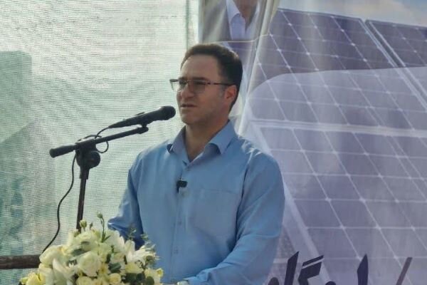 کلنگ سه نیروگاه خورشیدی ۱۰ مگاواتی در تنگستان بوشهر به زمین خورد