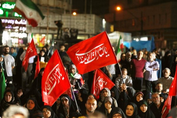 تجمعات شبانه هفته وحدت در میدان ولیعصر تهران آغاز شد؛ از سخنرانی تا مداحی و شعرخوانی