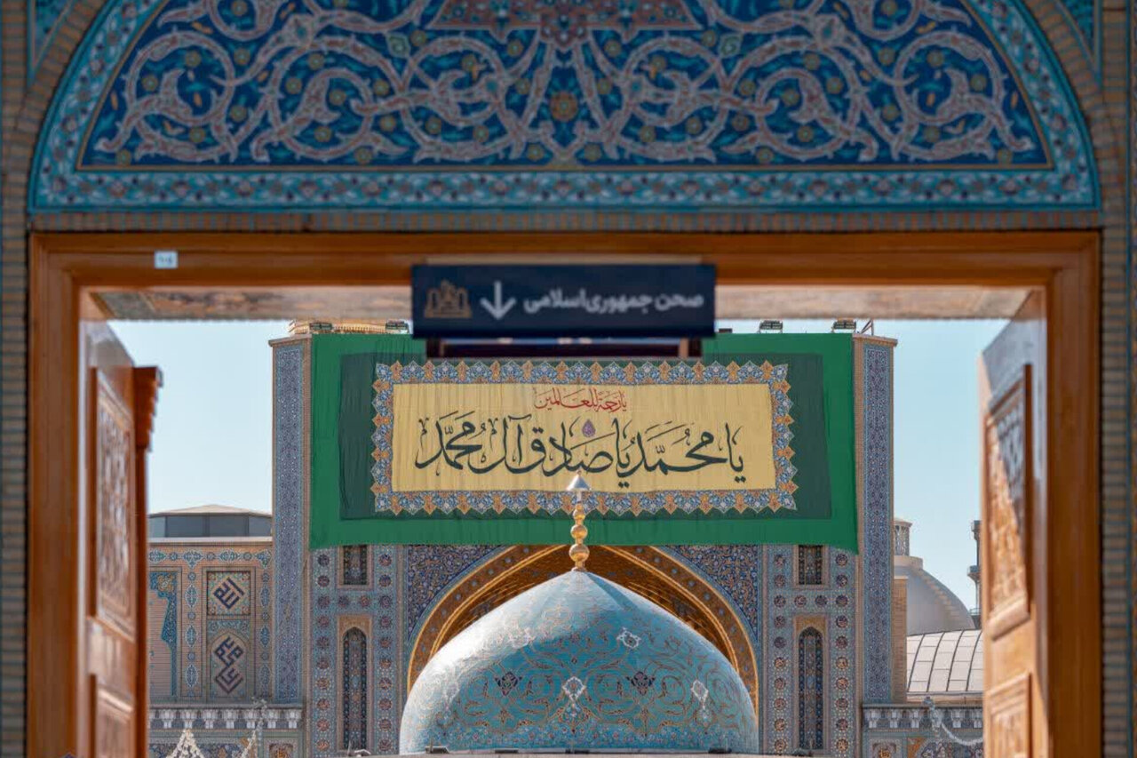 آذین‌بندی حرم مطهر رضوی به مناسبت میلاد پیامبر اکرم (ص) و امام جعفر صادق (ع)