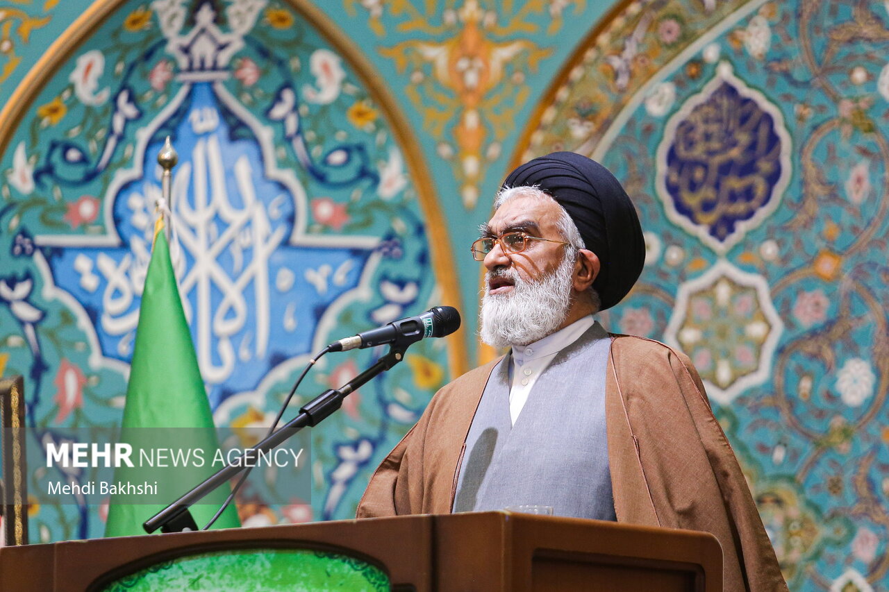 امام جمعه قم: مسئولان با روایت ضعف‌ها امید مردم را تضعیف نکنند؛ بازار نیازمند تدبیر و آرامش است