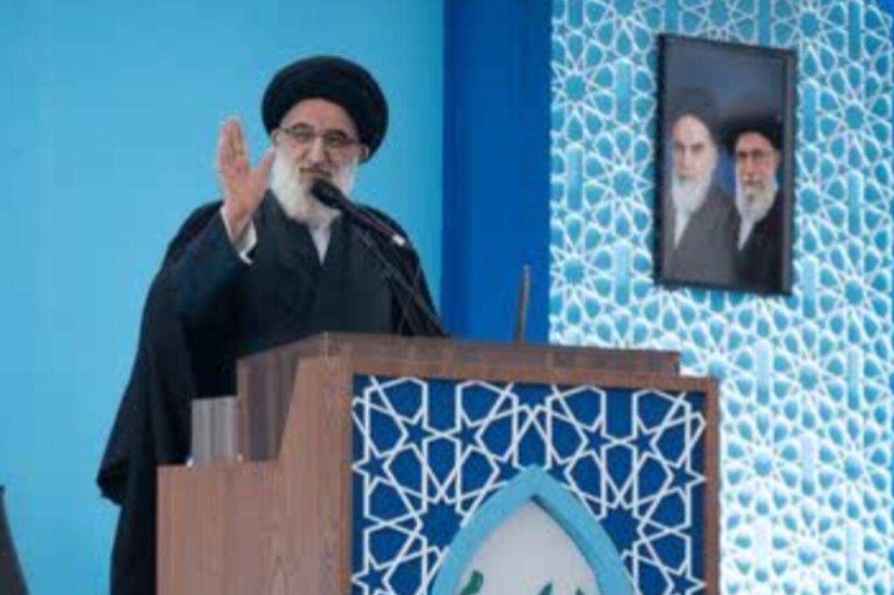 امام جمعه کرج: وحدت مردم سلاح راهبردی کشور است؛ مسئولان ادبیات خود را کنترل کنند