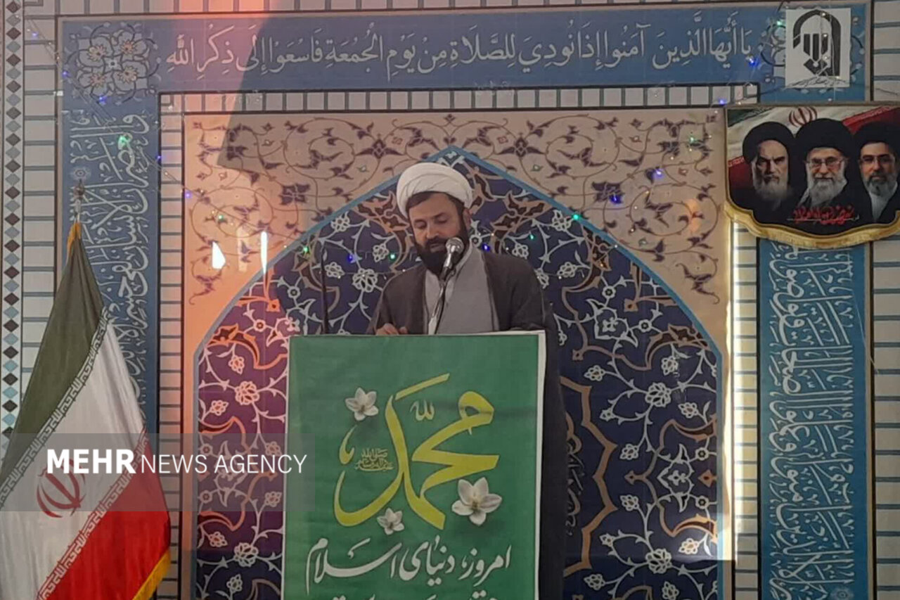 امام جمعه اطاقور: با عینک سیاسی به خدمات دولت‌ها نگاه نکنیم؛ معیار باید حقیقت باشد