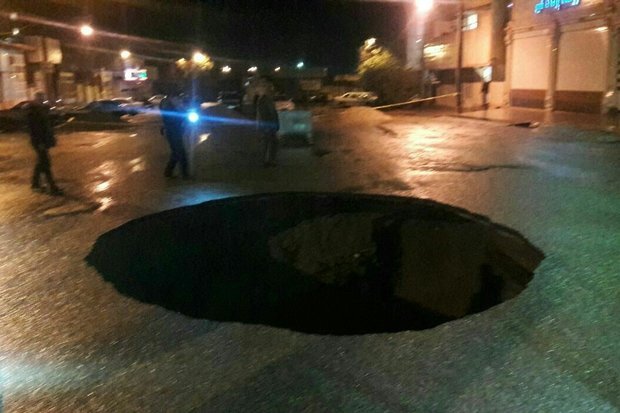 فرونشست خیابان نشاط اصفهان پس از شکست خط فاضلاب؛ تردد محدود و علت در دست بررسی