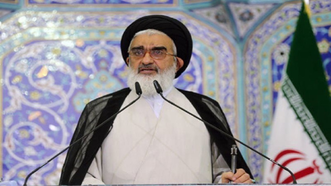 امام جمعه قم: وحدت تنها راه نجات جهان اسلام است/ در جنگ شناختی هر موبایل یک سنگر دفاعی است