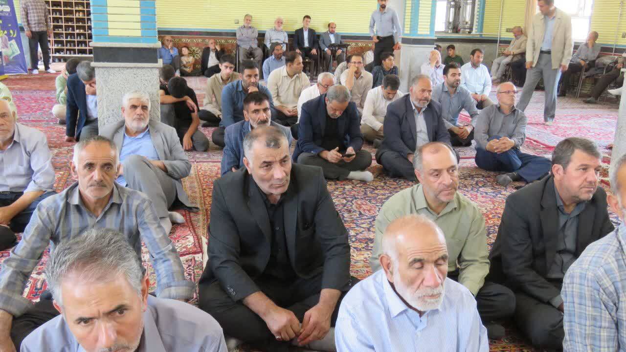 نمازگزاران هریس در حال اقامه نماز جمعه