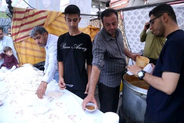خدمت‌رسانی جوانان سنندجی در مهمانی امت احمد؛ ارادت به پیامبر رحمت در قاب همدلی