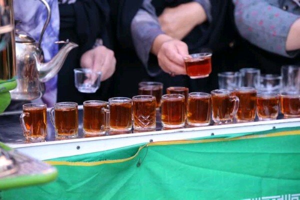 سفره محبت در سنندج؛ میزبانی خادمان بیجاری از مهمانان جشن بزرگ پیامبر رحمت