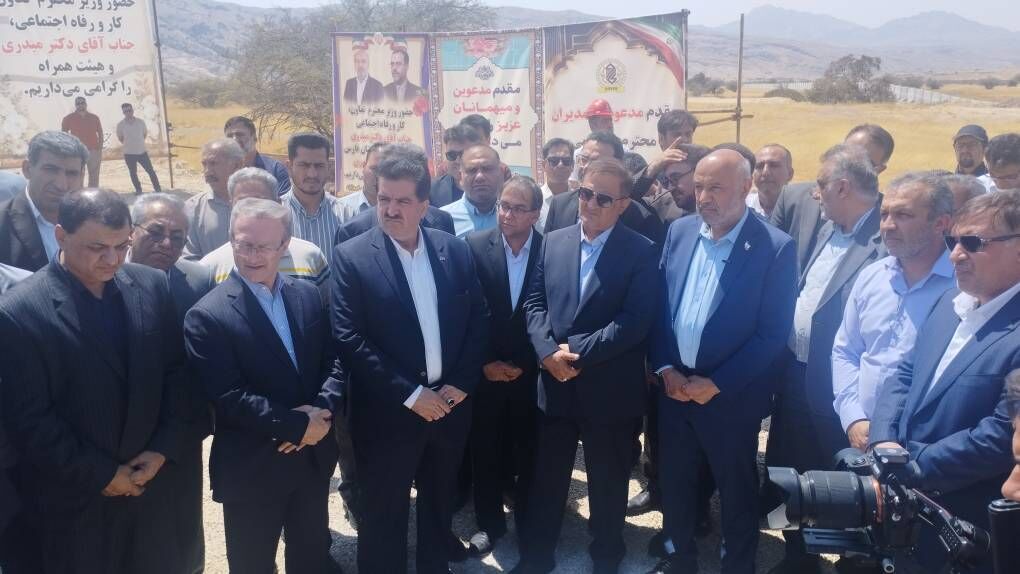 آغاز فاز دوم نیروگاه خورشیدی ۱۰۰ مگاواتی فیروزآباد؛ تأکید میدری بر همراهی دولت با بخش خصوصی در توسعه انرژی سبز