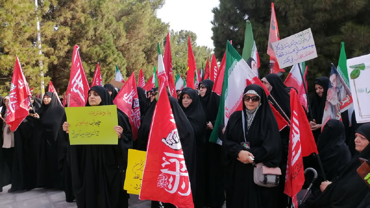 گردهمایی بزرگ مردم قم در بوستان علوی برای پاسداشت حجاب و عفاف