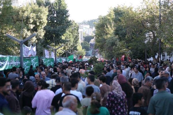 جشن باشکوه میلاد پیامبر اکرم در سنندج؛ پیاده‌راه فردوسی میزبان مهمانی امت احمد