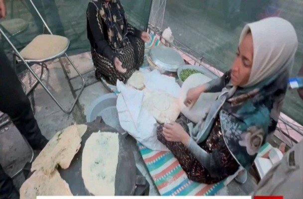 عطر کلانه در مهمانی امت احمد سنندج؛ بانوان کرد با نان محلی از مهمانان پذیرایی کردند