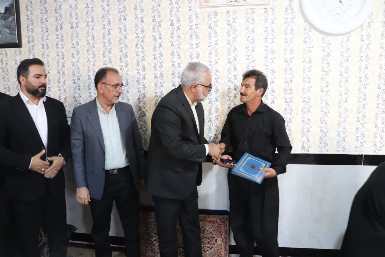 تأکید فرماندار کرمانشاه بر تکریم خانواده شهدا در دیدار با خانواده شهید سعید علیپور