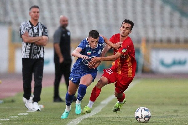 نیمه نخست فولاد و استقلال بدون گل تمام شد؛ VAR اخراج را برگرداند