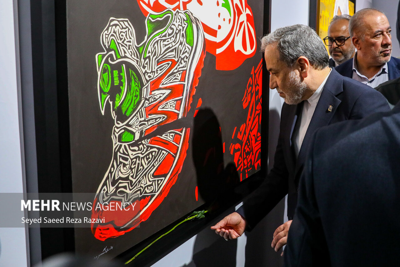عراقچی در نمایشگاه «مدرسه میناب»: این جنایت فراموش‌نشدنی است؛ هنر روایتگر مظلومیت ملت ایران است