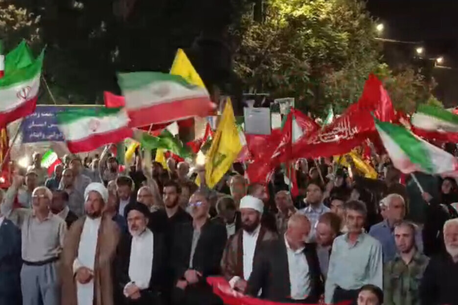 ارومیه هم‌صدا با انقلاب؛ تجمع شبانه مردم در لبیک به ندای رهبری