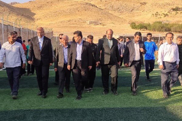 افتتاح نخستین زمین چمن مصنوعی روستای چهر هرسین با حضور استاندار کرمانشاه