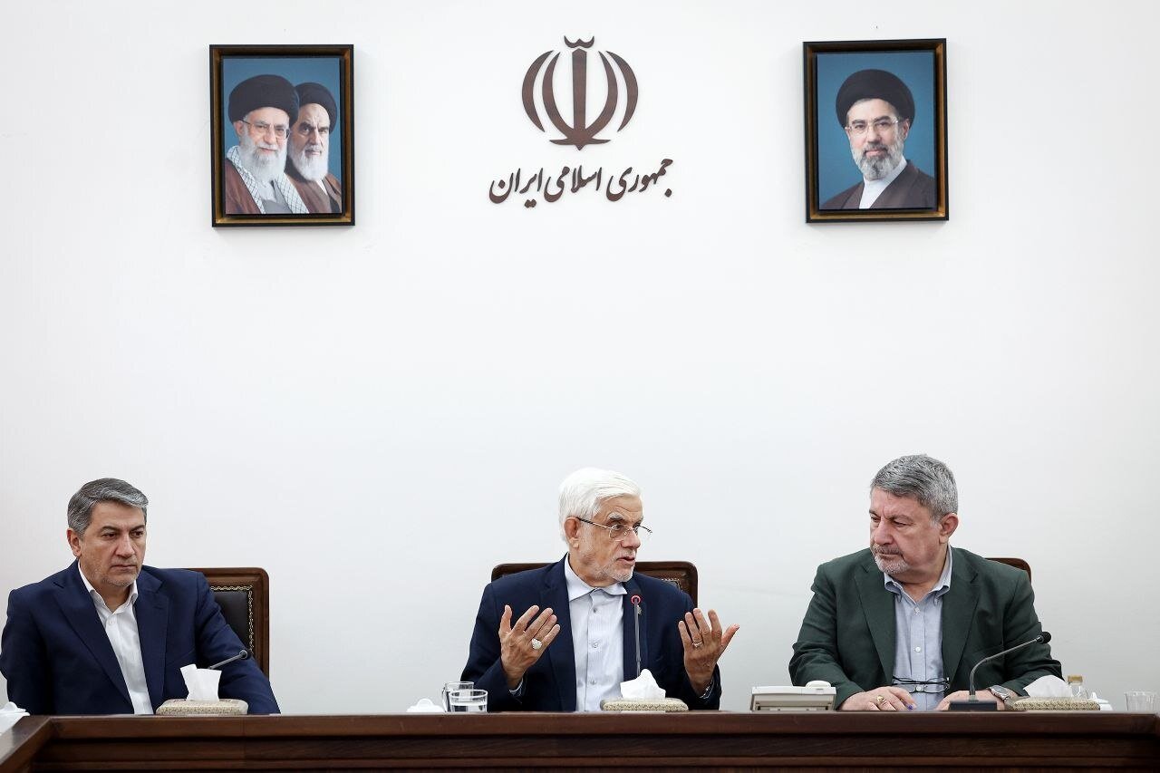 عارف: پزشکیان به قانون اساسی و اصل ولایت فقیه پایبندی عمیق دارد