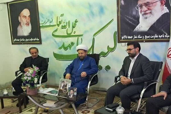امام جمعه دالاهو بر پیگیری مطالبات معیشتی مردم در کنار حمایت از دولت تأکید کرد
