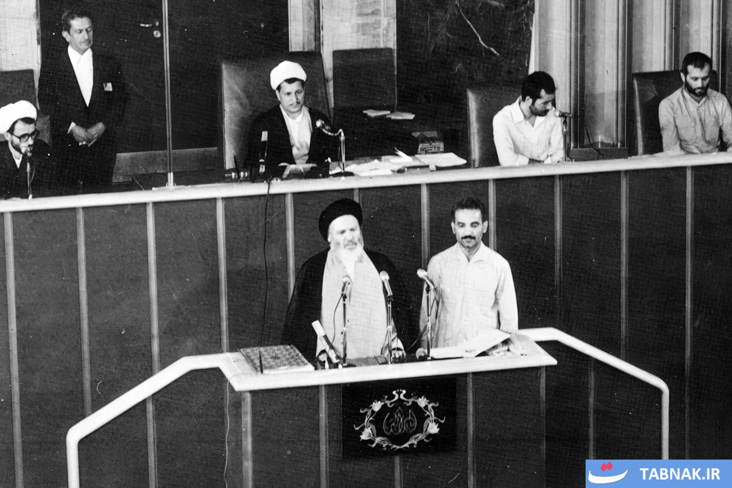 قاب ماندگار از حضور شهید رجایی در میان مردم